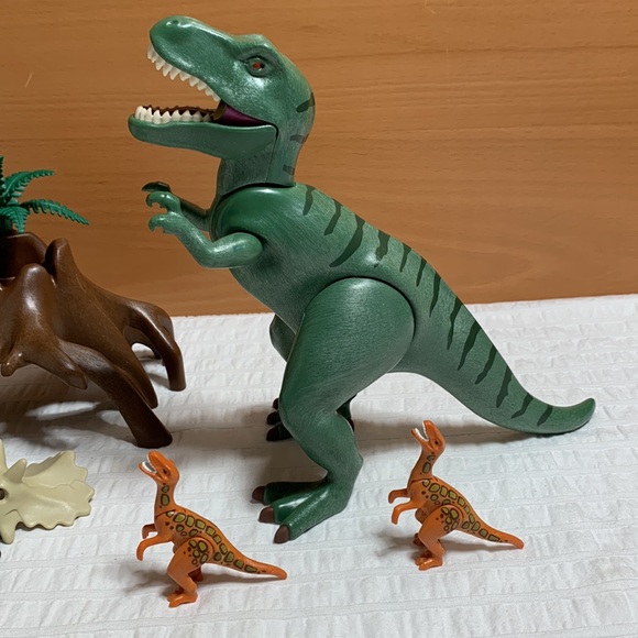 T-Rex w/Velociraptors 4171 by Playmobil - Picture 8 of 12